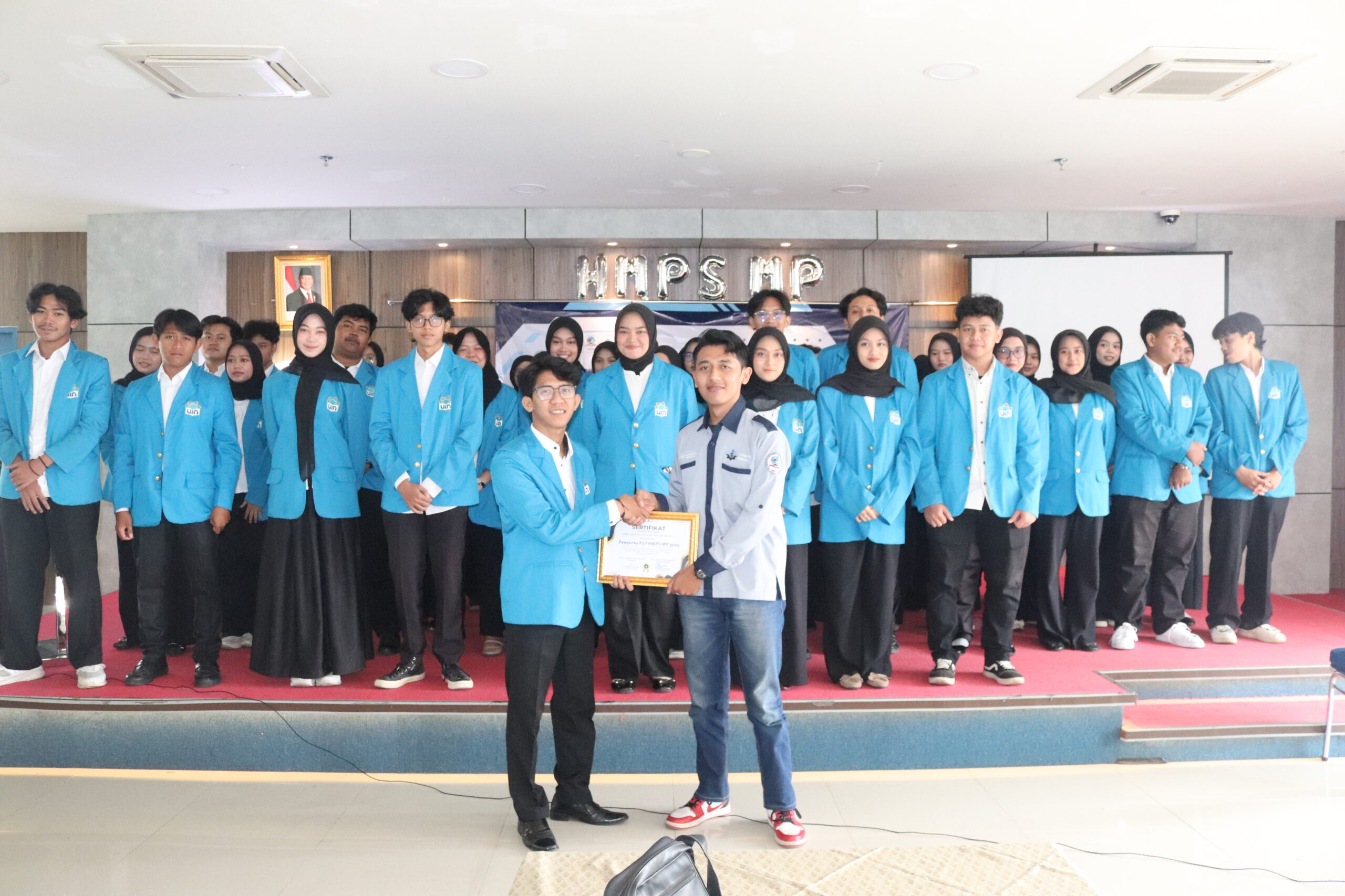 IMG_8847 Penyerahan Sertifikat dan Serah Terima Jabatan kepada Ketua PLT HMPS Manajemen Pendidikan 2025